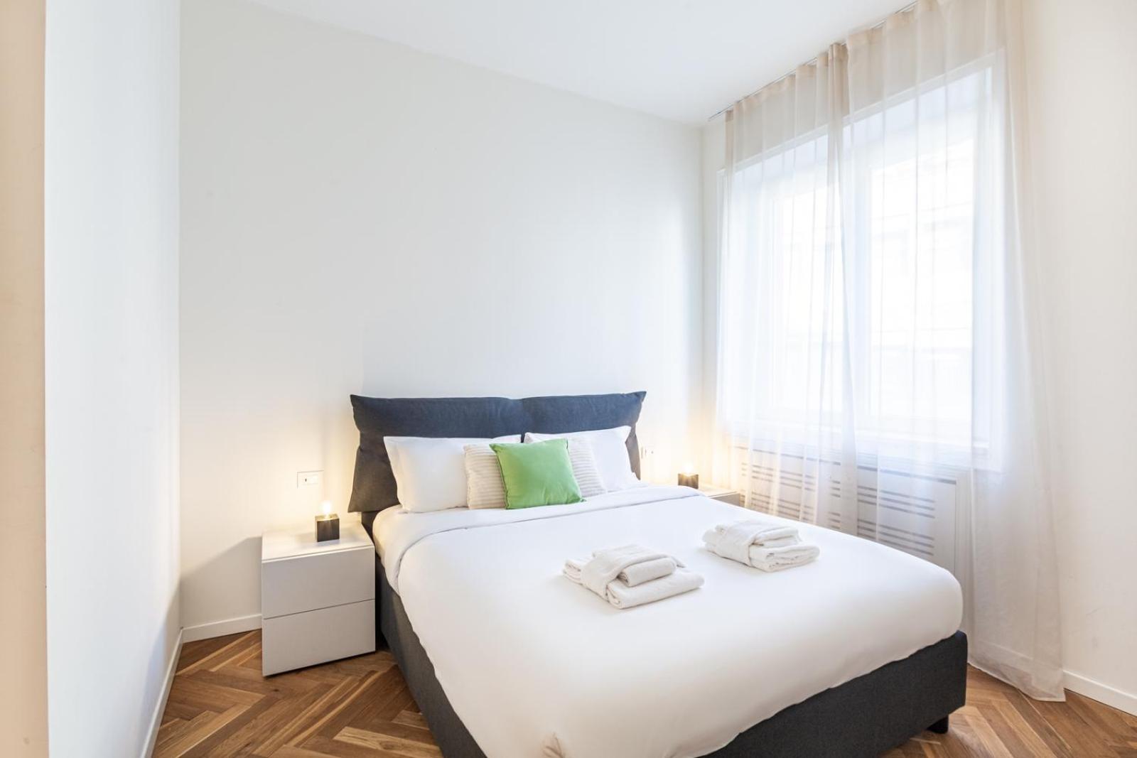 Cool And Big Duomo - White Apartment Milan